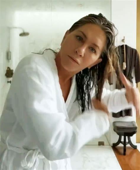 jennifer aniston najed|Jennifer Aniston, 53, strips naked for shower selfie as hair icon ...